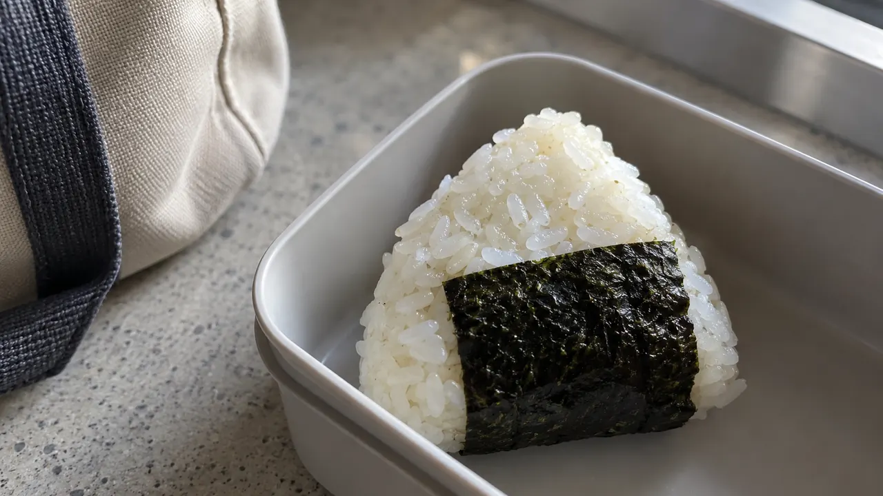 弁当箱に入れたおにぎり